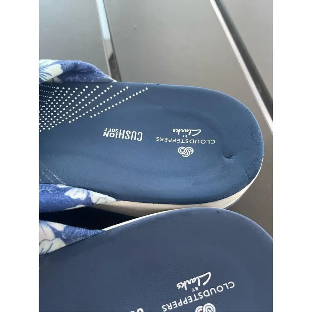 Women’s Clarks Aria Gibson Blue Floral Fabric Thong Sandals Size 10